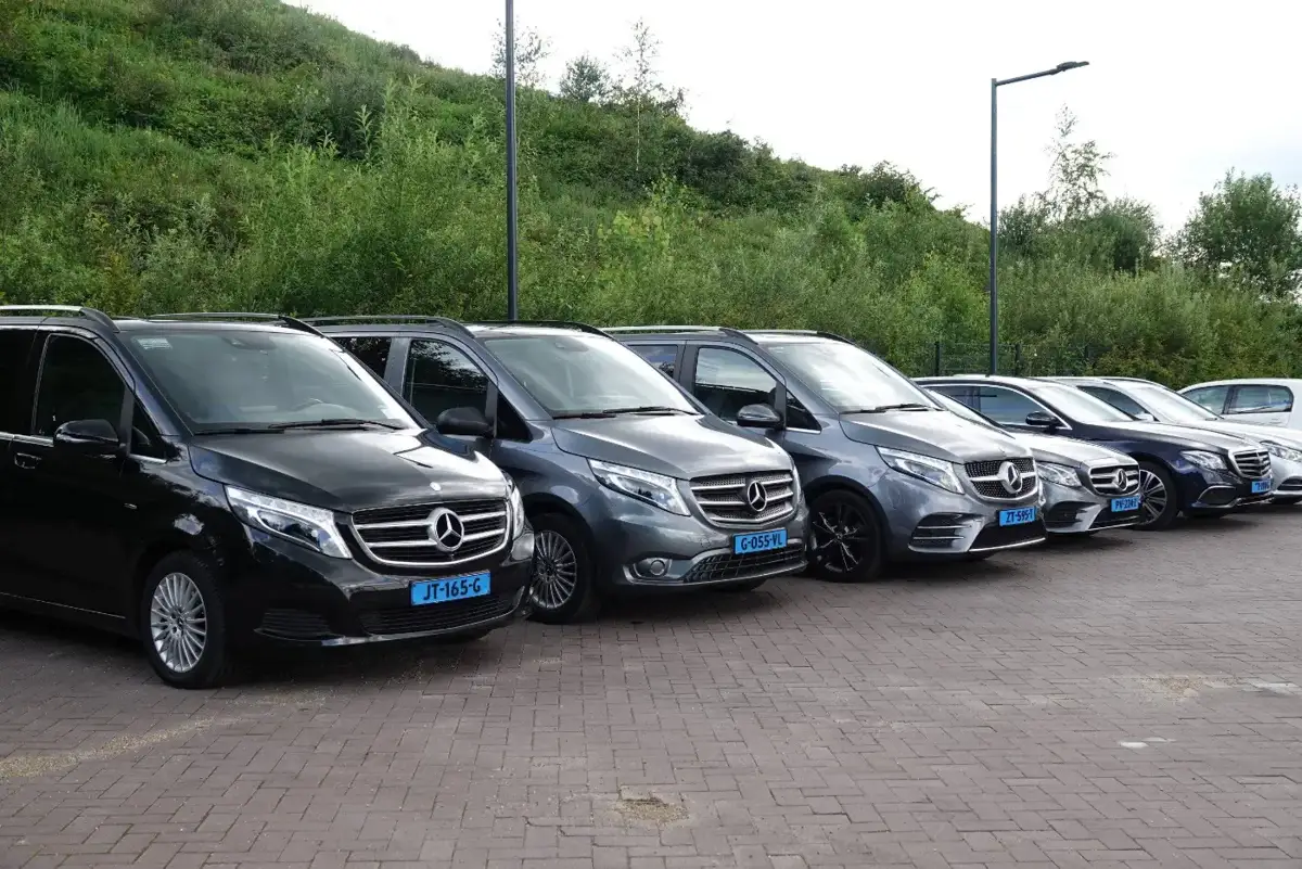 Mercedes V-Klasse taxibussen van Taxi Lage Mierde